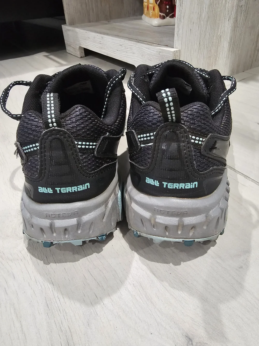New Balance Women’s Black & Teal Trail Running Hiking Shoes Size 9
